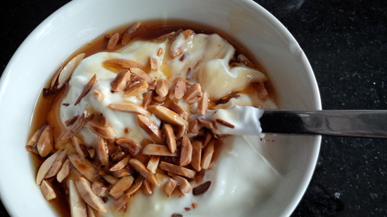 Řecký jogurt s medem a ořechy (mandlemi)