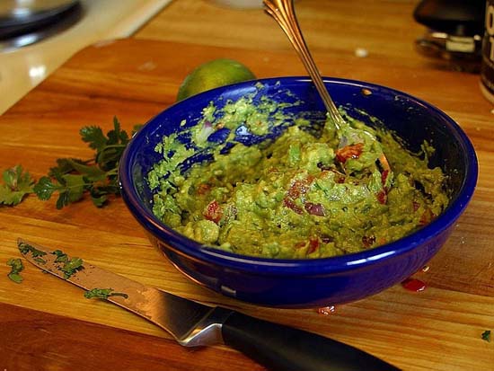 Avokádové guacamole s opečenou bagetkou