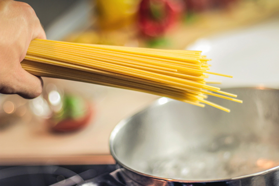 Jak správně vařit špagety a další těstoviny aby se neslepily?