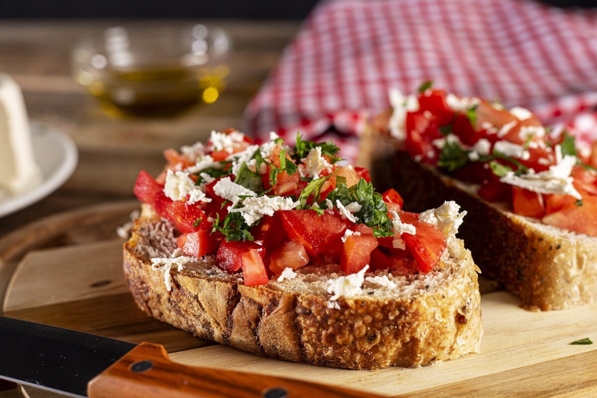 Italská bruschetta s rajčaty a parmezánem