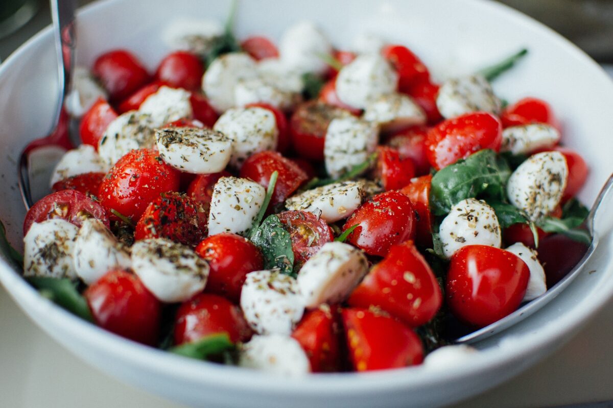 Rajčatový salát se sýrem Bocconcini a bazalkou