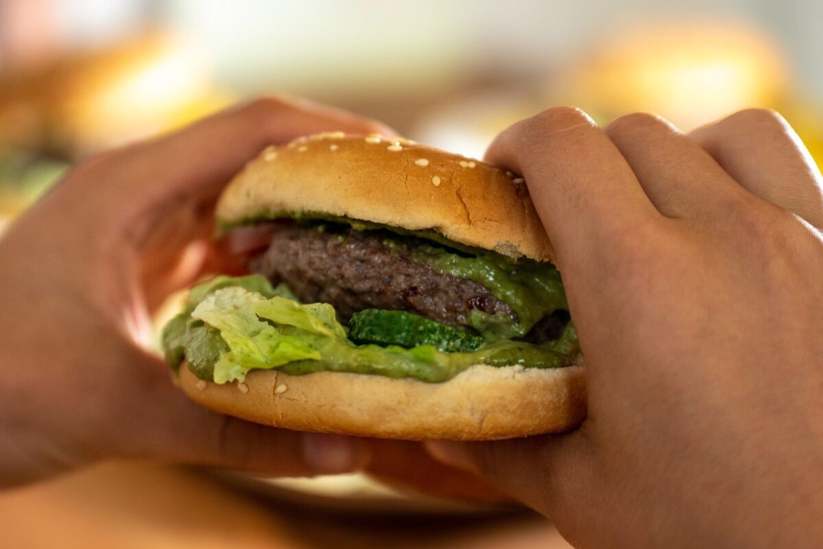 Domácí hovězí burger s arašídovou omáčkou