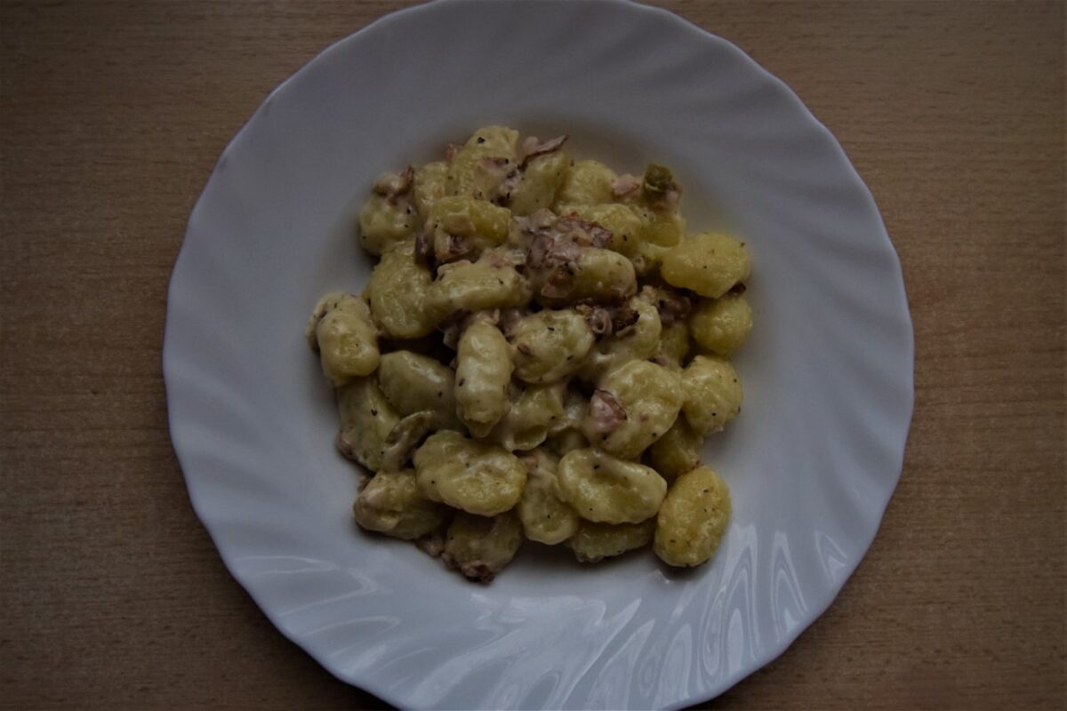 Gnocchi zapékané se smetanou, sýrem a slaninou