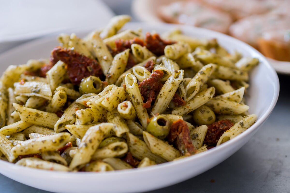 Penne s bazalkou, sušenými rajčaty a olivami