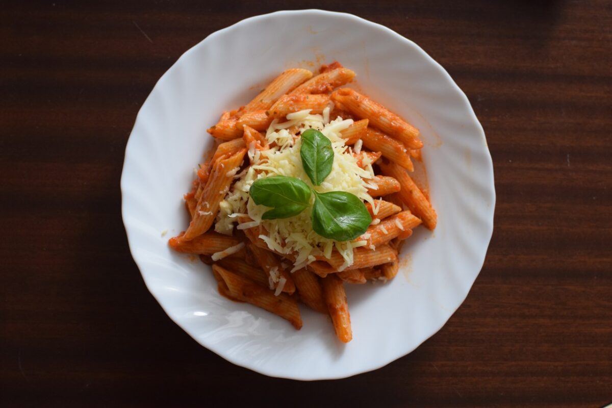 Penne s kalabrijskou omáčkou a sýrem pecorino