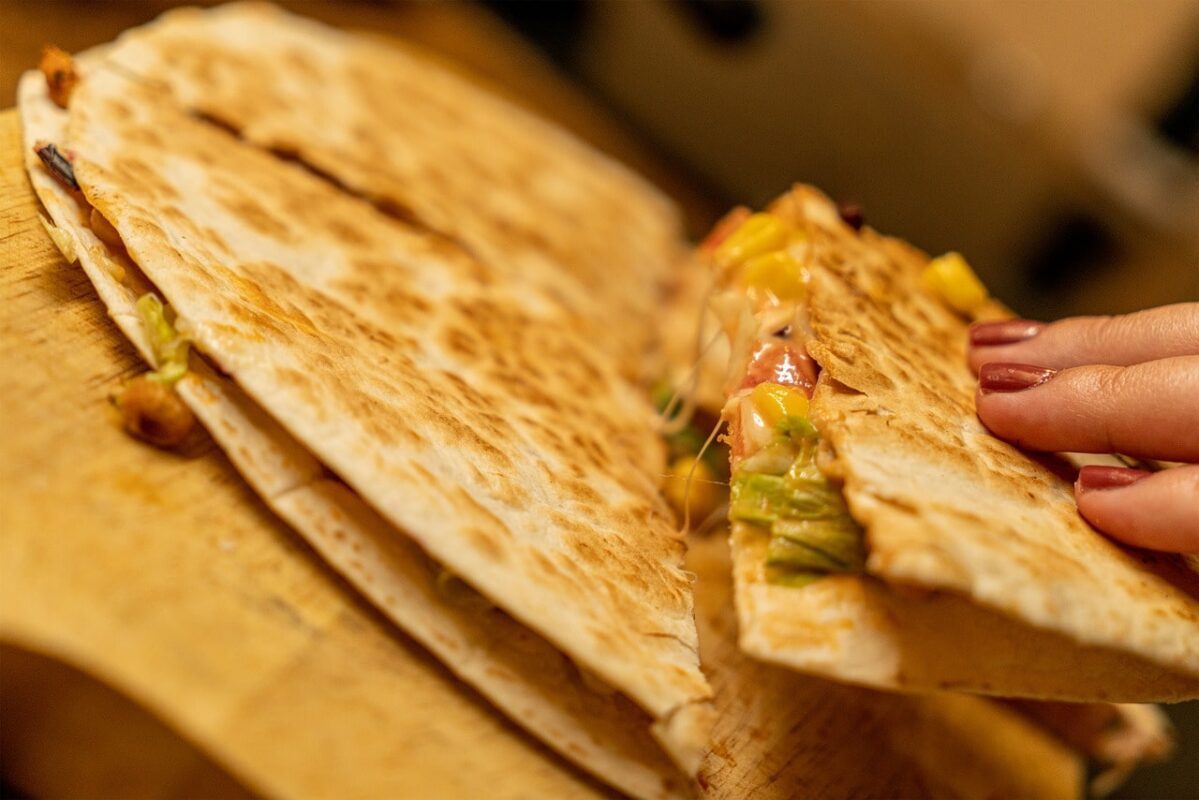 Quesadilla plněná sýrem a čerstvou zeleninou