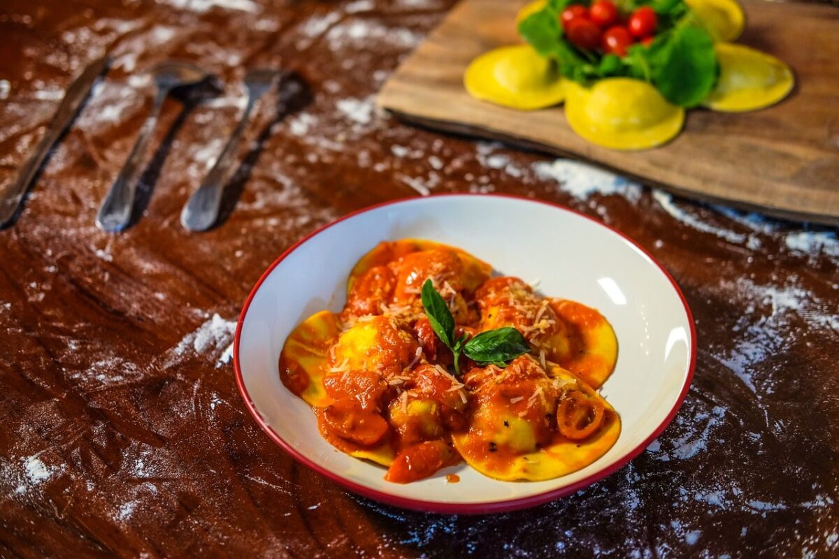 Raviolly plněné bazalkou s rajčatovou omáčkou