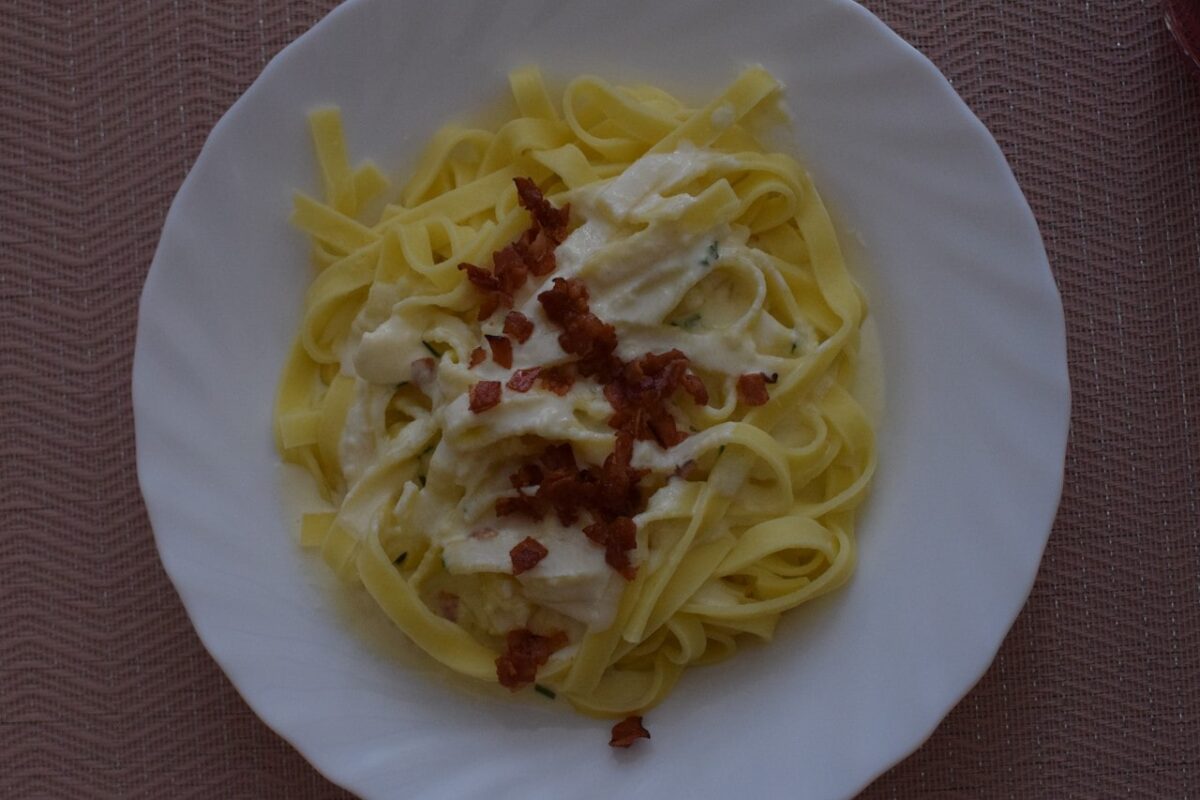 Smetanové tagliatelle s opékanou slaninou