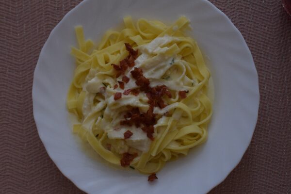 Smetanové tagliatelle s opékanou slaninou