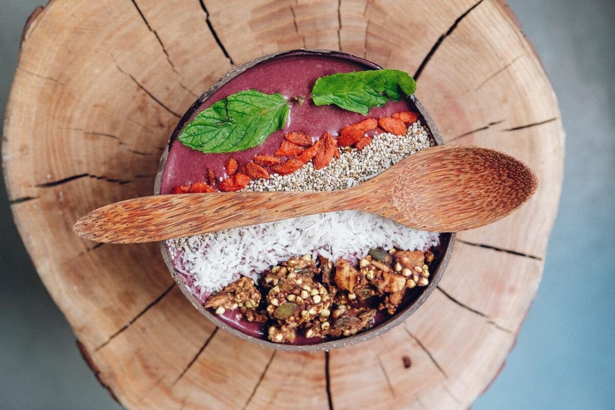 Snídaňová smoothie bowl z lesního ovoce