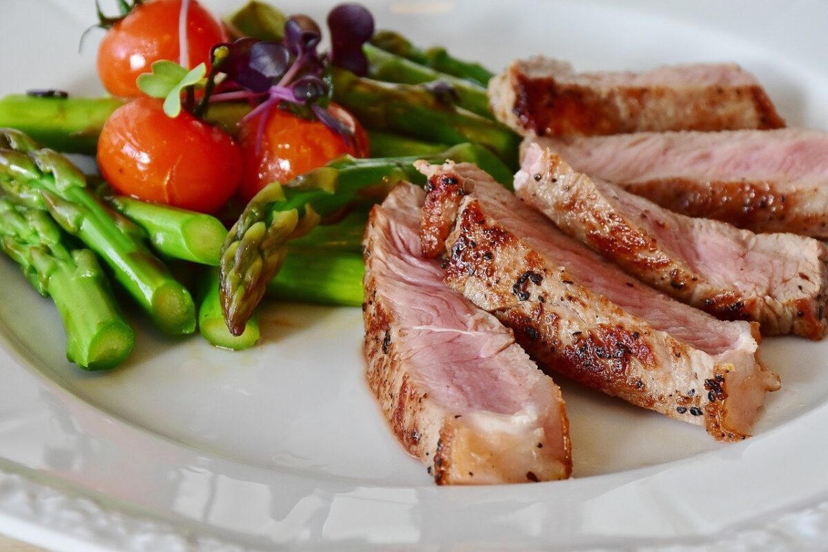 Steak z telecí pečeně s pečeným chřestem a další zeleninou