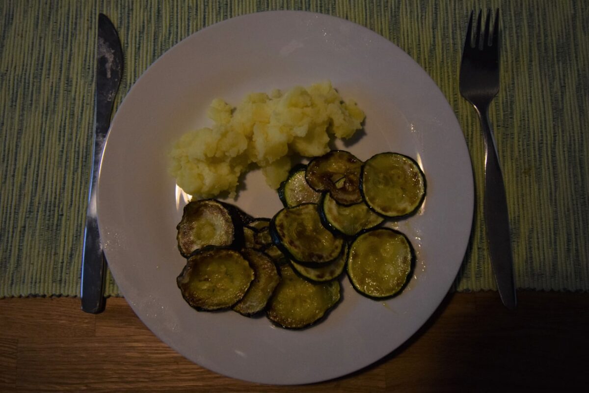 Restované cuketové plátky s bramborovou kaší