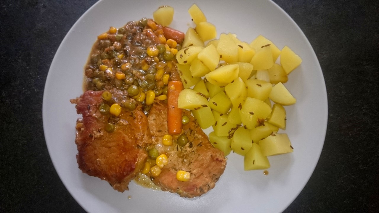 1. Vepřovou kotletu si nařežeme na plátky a prořízneme šlachu. Osolíme, opepříme. 2. Orestujeme na rozpálené pánvi z obou stran. Při restování druhé strany přihodíme do pánve nadrobno nakrájenou cibuli. 3. Až je maso z obou stran orestované, podlijeme vývarem, přivedeme k varu a necháme probublávat přibližně půl hodiny. 4. Podle potřeby přilijeme vývar nebo vodu. 5. Do pánve přidáme mraženou zeleninu, hořčici, promnutý tymián a necháme pár minut provařit.