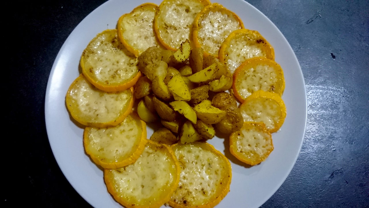 Zapečená žlutá cuketa s brambory a parmazánem