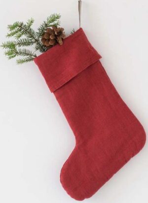 Červená vánoční lněná závěsná dekorace Linen Tales Christmas Stocking. Cvičení