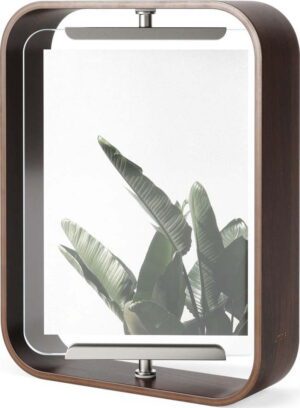 Tmavě hnědý dřevěný stojací rámeček 19x24 cm Bellwood – Umbra. Cvičení