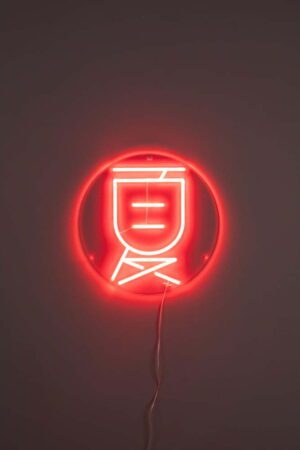 Červená LED neonová světelná dekorace Sya – Dutchbone. Cvičení